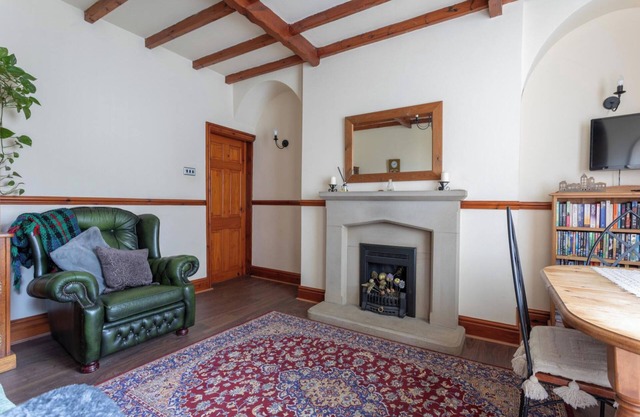 Haworth Village House - Sleeps 6, Parking & Pets!