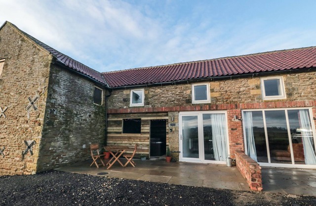 HAWTHORN COTTAGE, pet friendly, character holiday cottage in Scalby