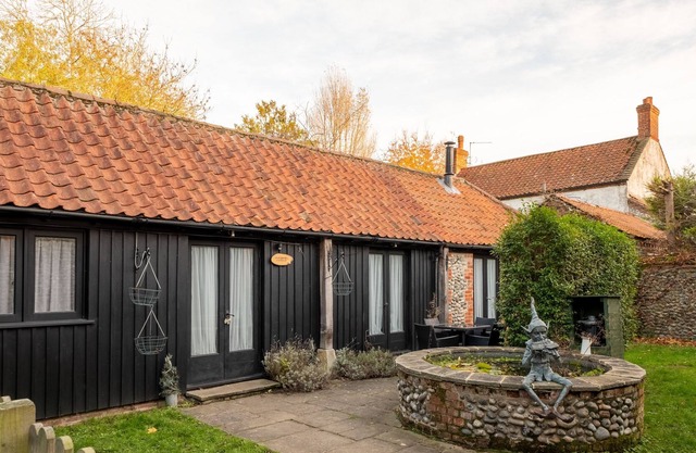 Set just outside the rural and peaceful village of Roughton and close to the Norfolk coast sits cosy