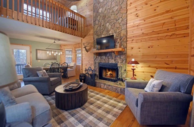 Hayden’s Hideaway - View, hot tub, game room, fun!