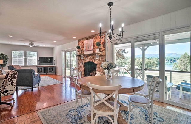 Hayesville Lake Getaway w/ Balcony & Mtn Views!