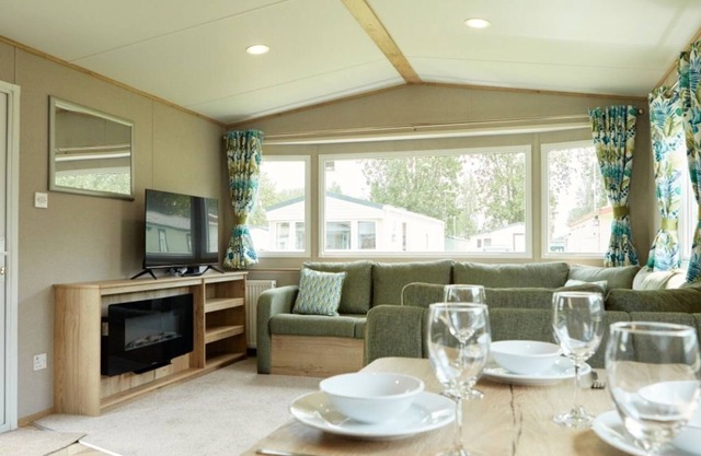 HayIing Island Silver 3 Bed Caravan SM003