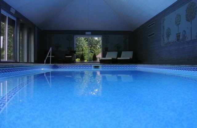 Hayloft Cottage - grange historique offrant un accès à la magnifique piscine intérieure
