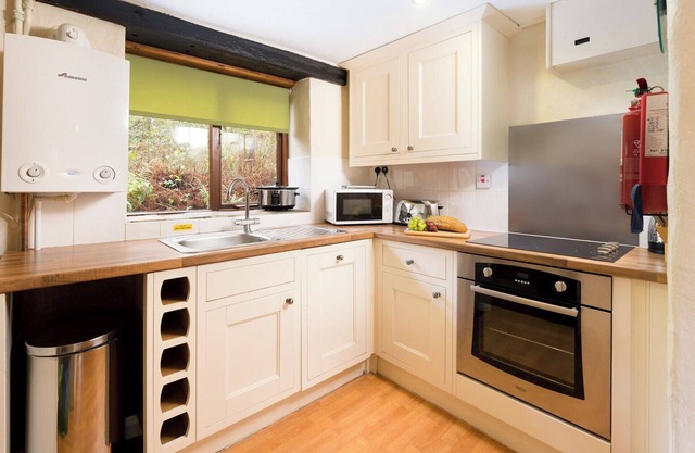 Hayloft - One bed barn conversion cottage with log burner @The Home Away South