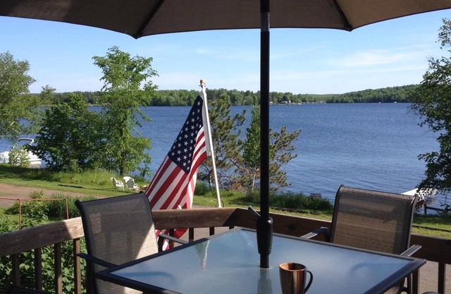 Hayward Wisconsin chalet situé sur le lac Nelson. 7 bars / restaurants sur le lac.