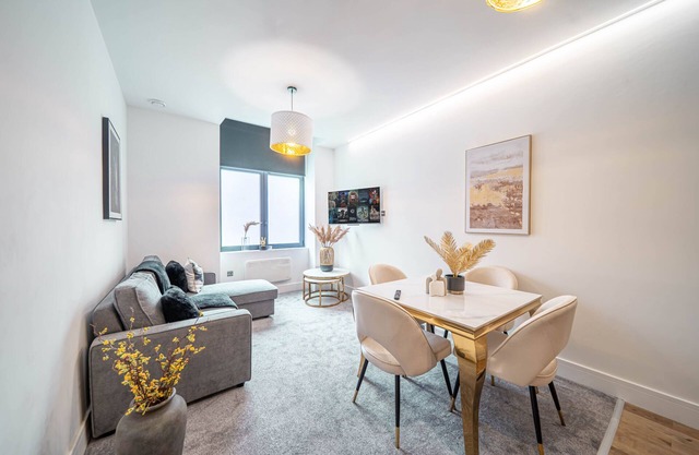 Prestige-Appartement-Salle de bain et douche-Vue sur Rue-Private Gated Parking