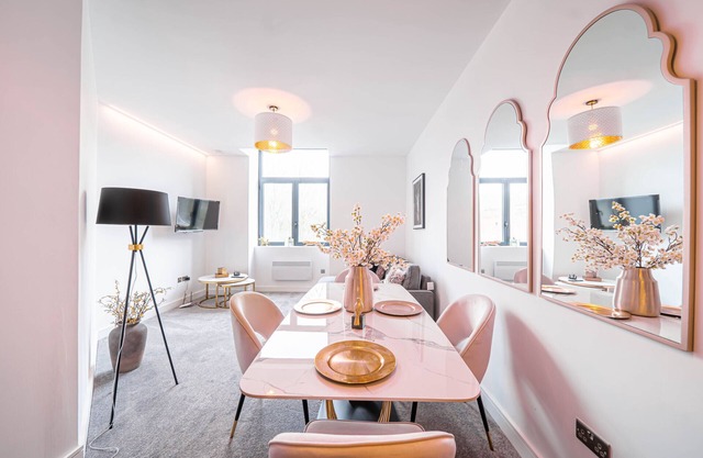 Moderne-Appartement-Salle de bain-Vue sur Rue-Private Gated Parking