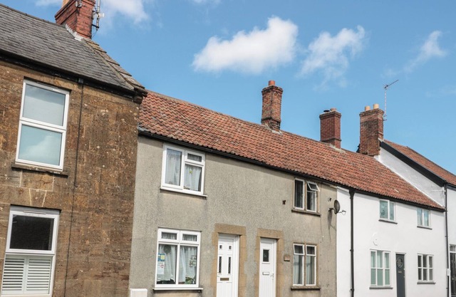 HAZEL COTTAGE, pet friendly, with a garden in Ilminster, Somerset