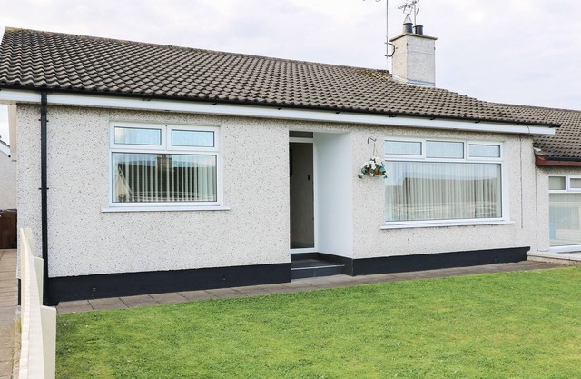HAZEL COTTAGE, pet friendly, country holiday cottage in Portrush