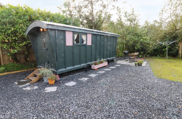 HAZEL NOOK, pet friendly, character holiday cottage in Narberth