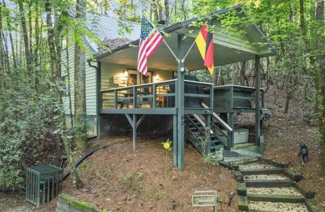 Hazel's Haus | Hot Tub | Fireplace | Wi-Fi | Dogs