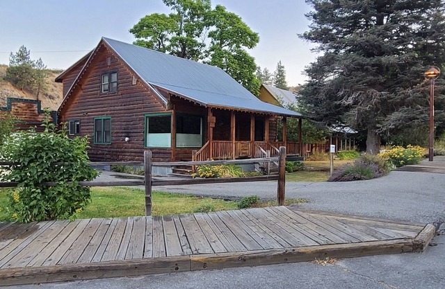 Juste sur la promenade Old Western à Down Winthrop, WA - 5 chambres pour 10 personnes