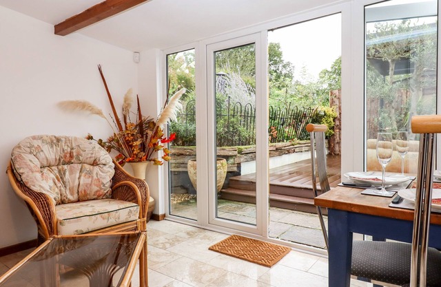 HAZELDENE STABLES, pet friendly, character holiday cottage in Ide