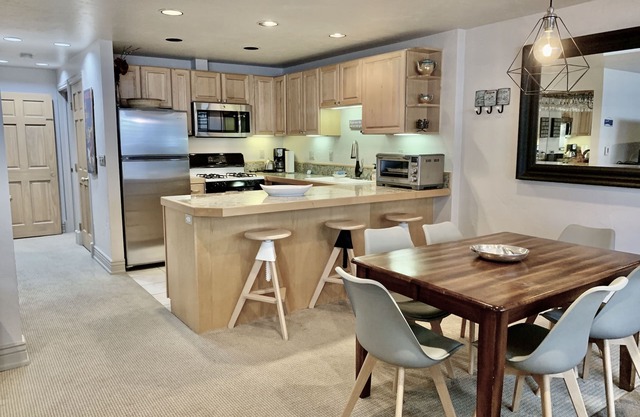 Immaculate Condo One Block de Aspen Core avec parking, WIFI et local à skis