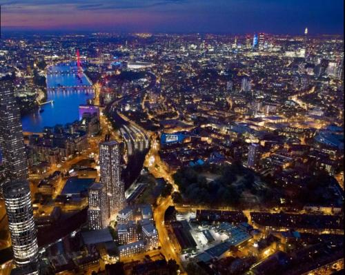 Heart of Central London Panoramic View 2 Bedroom Designer Luxury Apartment - Pool and Gym access