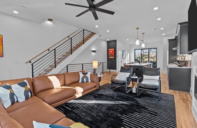 Heart of Charlotte luxury 4-bedroom house with AC-Heat and high-speed WiFi
