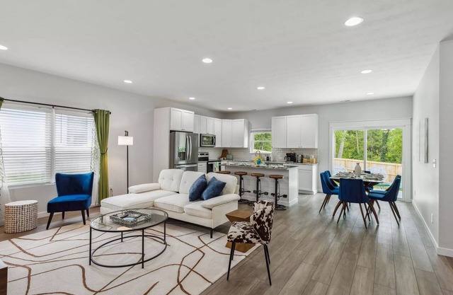 Heart of IU~Modern Pristine~6BD~Free Parking