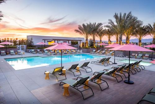 Heart of North Hollywood 2 bed Apt FREE parking, hot tub, pool, gym