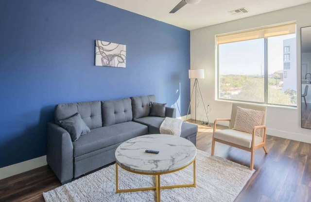 Beautiful 1BD | Pool+Gym+Parking+W/D| Sleeps 4