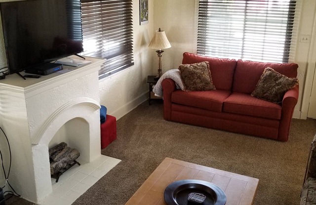 Heart of the Falls! Cozy for 2, Spacious for 8, Close to everything!