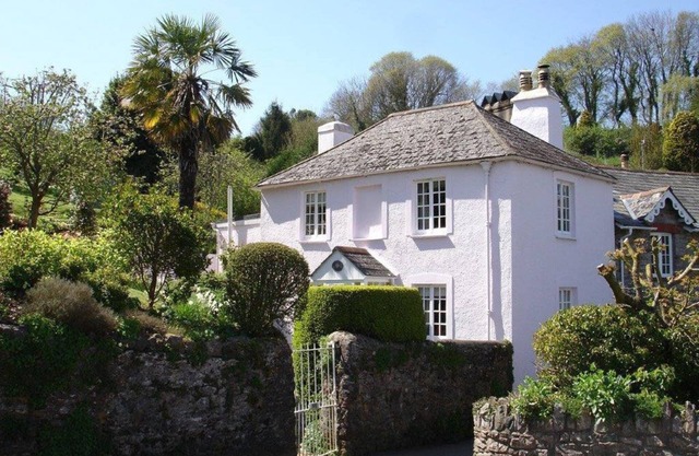 Belle maison avec des jardins dans le centre du village