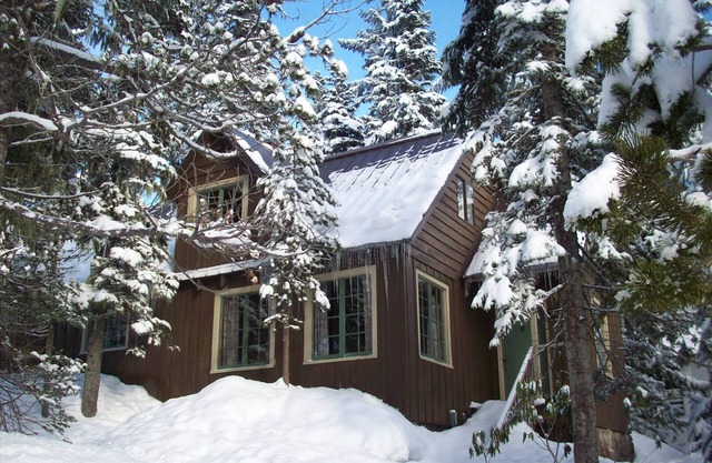 Coeur du village! Cheminée en pierre, intérieur en pin noueux, une vraie cabine!