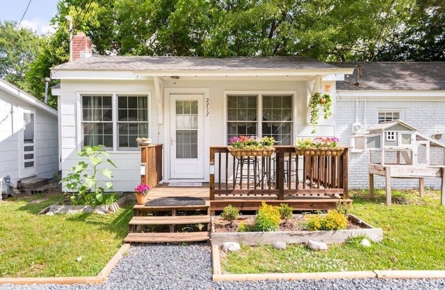 Heart-warming Tiny Home with fresh eggs