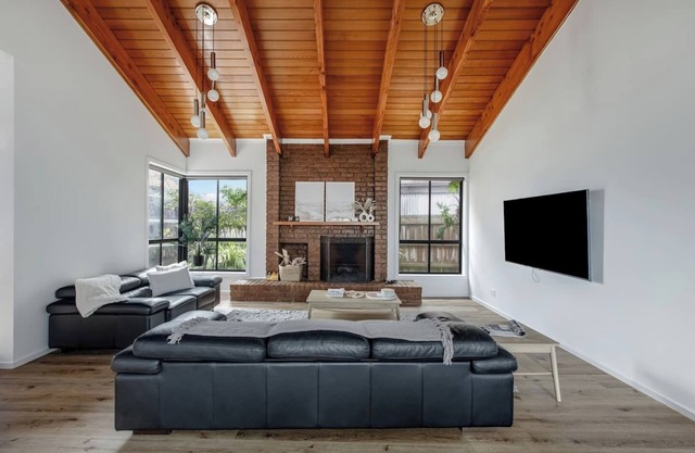 Hearthstone Haven Spacious Beachside Group Getaway