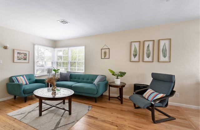 Heartwell Park Beauty, Long Beach retreat, 3 bd /2 b plus additional suite