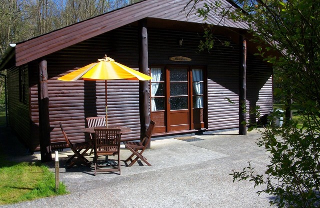 Piscine intérieure chauffée Lodge 2 chambres pour 4 personnes situé dans 5 acres de bois magnifique