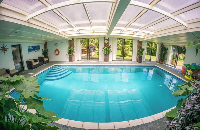 Piscine intérieure chauffée et bain à remous, campagne maison de vacances près de la plage et le parc