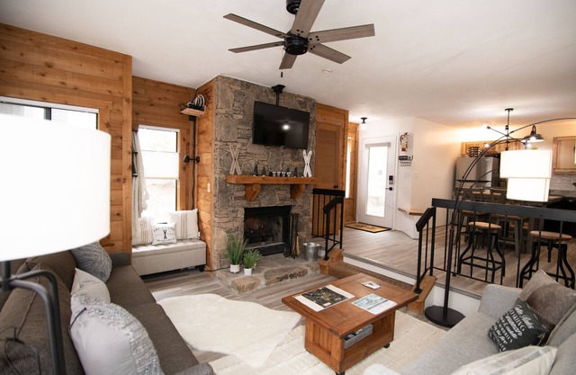 FREE SLOPESIDE SKI LOCKER AND SHUTTLE TO SLOPES INCLUDED WITH RENTAL