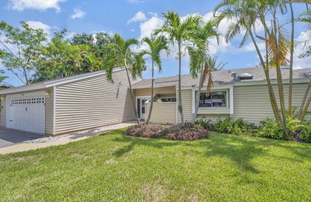 HEATED POOL!!! 3 Bedroom House in Ft. Pierce