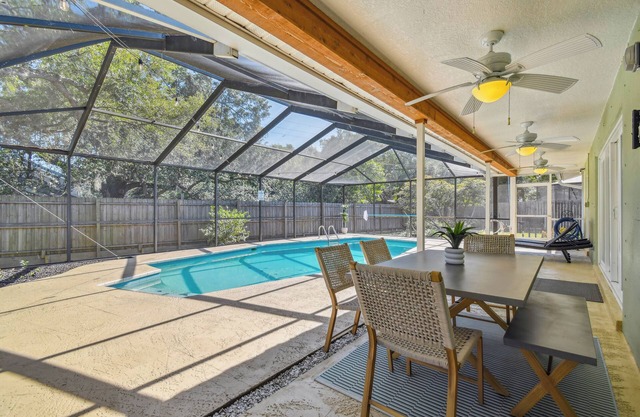 Heated Pool. 3-bedroom house 6.5 miles to honeymoon Island