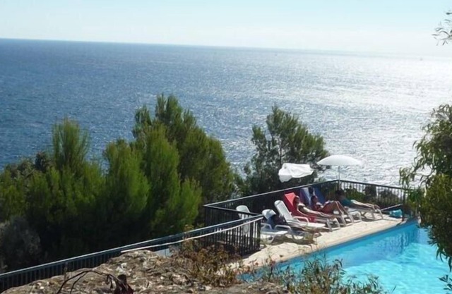 Piscine chauffée et accès direct plage pour 4 personnes - Le Lavandou