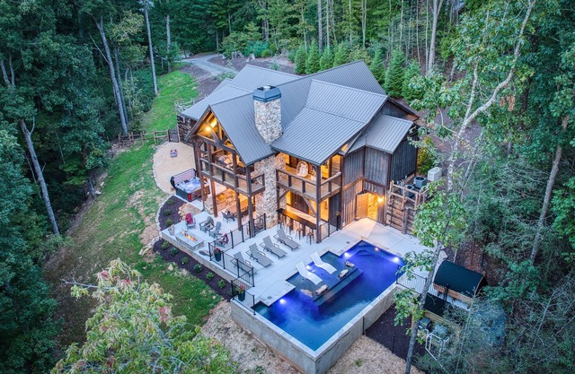 Heated pool, barrel sauna, hot tub, treetop playground, 4 king suites, LUXURY!