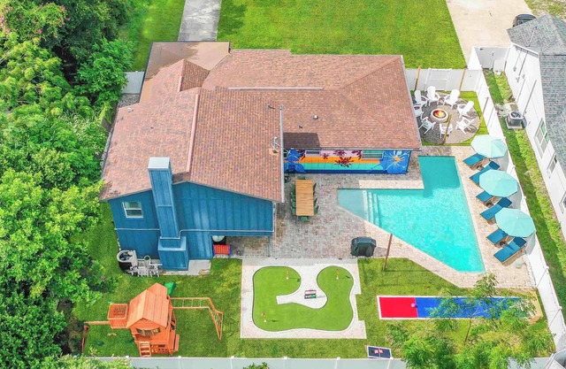 Heated Pool BBQ, Fire Pit, Mini Golf, Outdoor Bowling, Playground, 5 Bedroom!