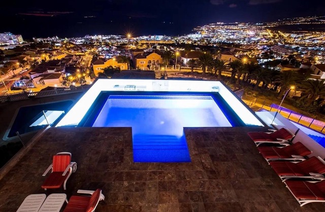 Superbe villa moderne avec piscine à débordement chauffée, ascenseur, salle de gym, sauna, bain à remous
