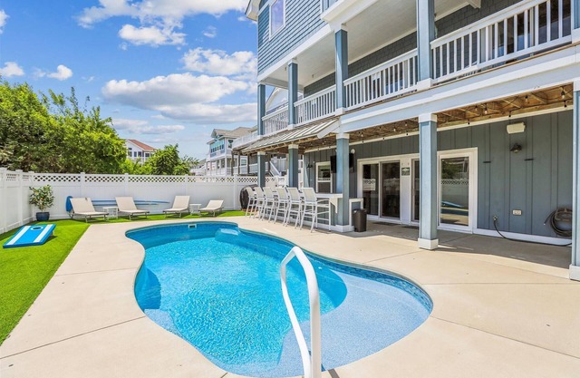 NOUVEAU en 2020! Piscine chauffée, ascenseur, table de billard, 250 pieds à la plage!