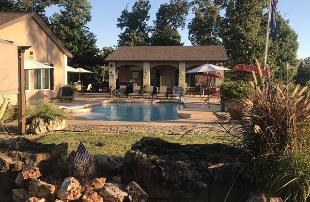 NOUVELLE LISTE!! Lake Home on South Grand - Piscine privée et Pool House - 20 personnes