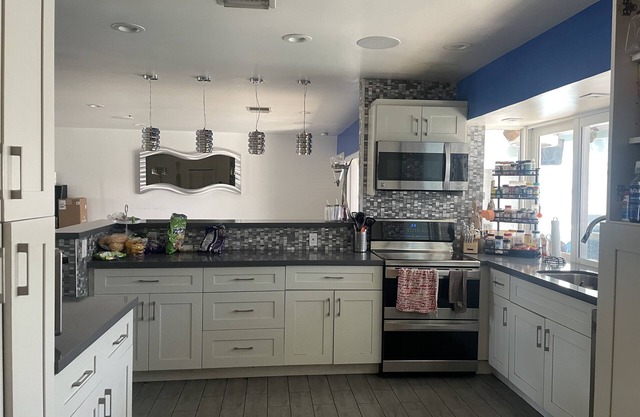 Heated pool home w/movie theater & pool table.Near hardrock casino and beaches.