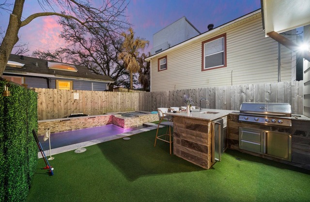 Heated Pool. Hot Tub. King Beds. Backyard W/Grill. 2 Living Rooms. Garage