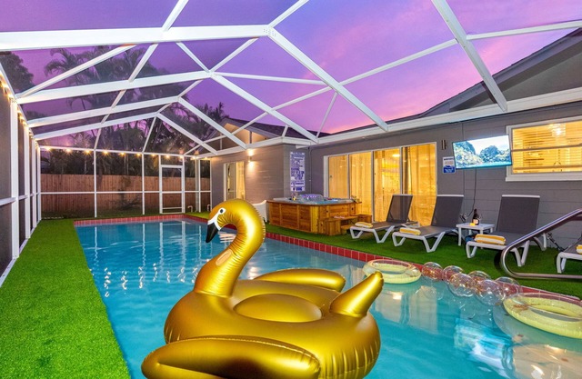 Heated Pool House Only 5 Minutes to Gulf Beaches!