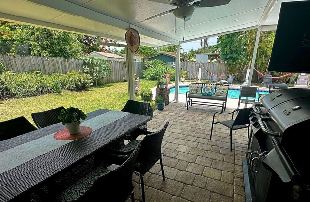 Heated Pool House with Wi-Fi parking available BBQ GRILL pet-friendly