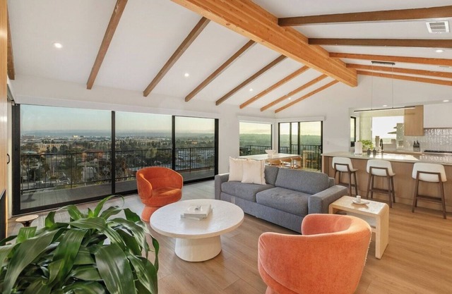 Heated Pool-Jacuzzi-King Bed-City Views-Chic Decor