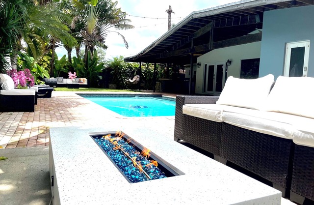 Heated pool, King beds, full outdoor kitchen, gate, blocks from highway exit.