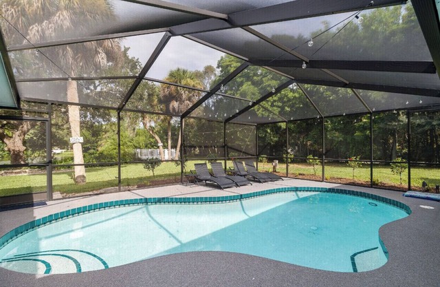 Heated pool on the water - under 10 mins to beaches!