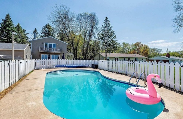POOL (Heat available) + WATERFRONT & LOOK OUT DOCK BY BAY BEACH!