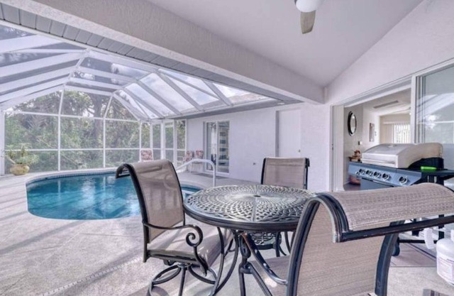 Heated Pool Paradise close to beaches.