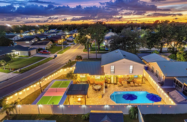 Heated Pool~Hot Tub~Game Room~Play Set~Fire Pit~Bunk Game Room~4 Kings